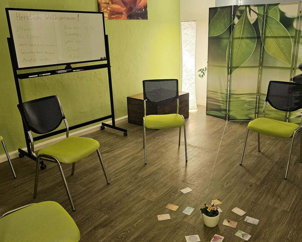 Stuhlkreis und Gruppenarbeit im Hintergrund